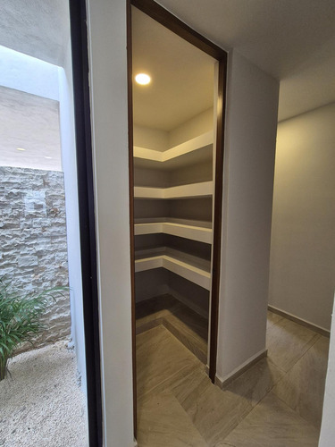 Residencia En Venta, Completamente Lista En Privada Con Casa Club De Lujo!