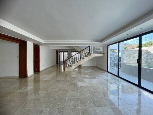 Alquiler En Bella Vista! Casa Con Excelente Distribución E Iluminación