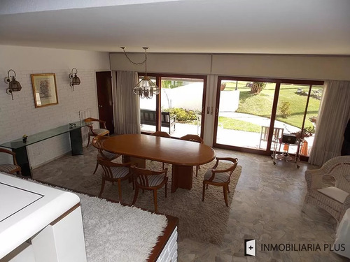 Alquiler De Casa Con Piscina De 400m2 Y 1200 M2 De Terreno 5 Dormitorios En Playa Mansa De Punta Del Este