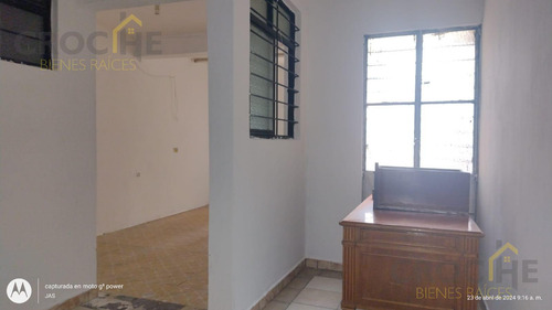 Edificio Con 2 Departamentos De 2 Niveles Y Un Local En La Colonia Ferrer Guardia.