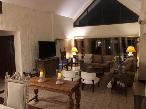 Casa En Venta De 5 Dormitorios En Lugano