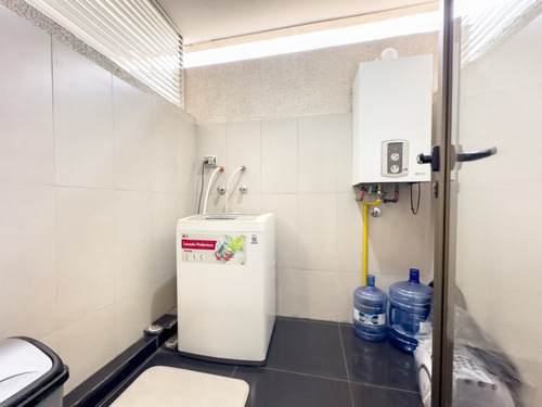 Piso Alto, 2 Dorms + Escritorio, Vista Y Full Amoblado
