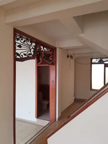 Casa Dúplex 140 M² En Barrio Centenario - 4 Hab, 3 Baños, Excelente Ubicación