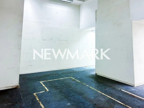 Amplia Propiedad Comercial En Arriendo