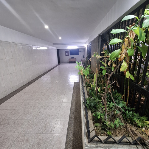 Alquilo Apartamento En Torre Park Aveneu, Horizonte, 50mts. Puesto Techado, A/a, Cocina, Excelente Seguridad Oficina En Alq