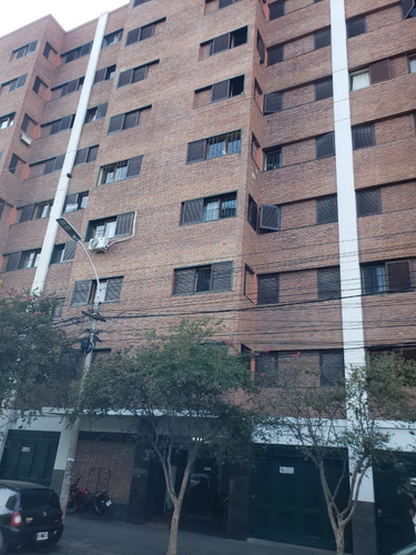 Oficina En Primer Piso Sobre Av. Entre Rios Al 700