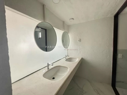 Casa En Venta Sobre La Ruta, Frente Al Mar Punta Del Este.