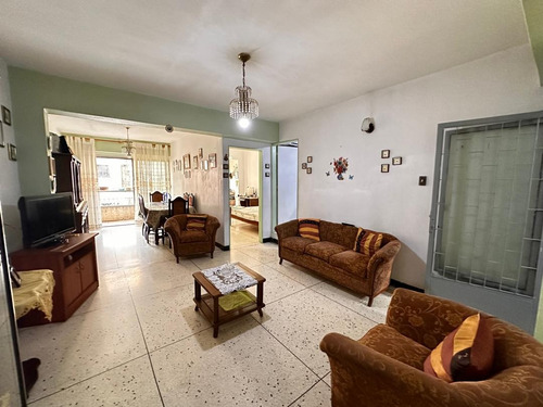 Catia. Edificio - Casa De Tres Niveles En Venta De 400m2