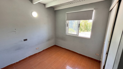 Casa De 4 Pisos En Rojas Magallanes, Avda. La Florida