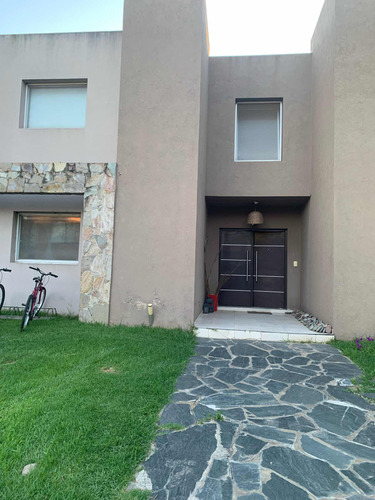 Casa En Venta, Club Privado Loma Verde.