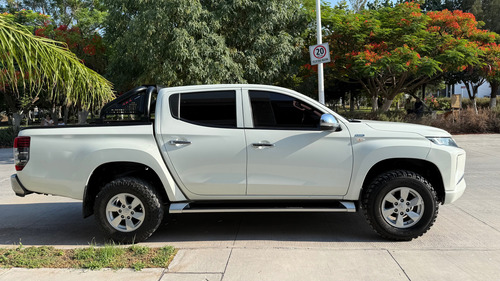 Mitsubishi L200 2.4 Cabina Doble 4x2 Mt