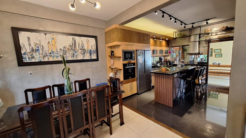 Vendo Casa Amoblada Con Piscina En El Centro De Encarnación: 4 Habitaciones Y 4 Baños