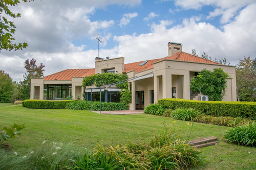 Casa Altos De Pilar 10 Ambientes Sobre Lote 3500 Mts.