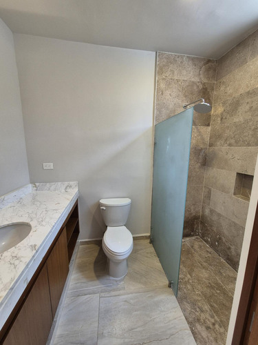 Residencia En Venta, Completamente Lista En Privada Con Casa Club De Lujo!