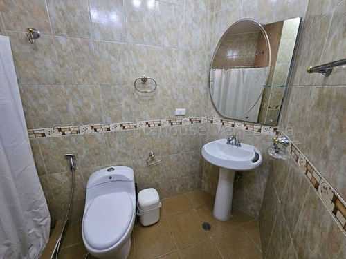 Amplio Apartamento Amoblado En Venta, Urb. Los Caobos, Maracay, Planta Electrica Y Pozo, 25-15272 Mv