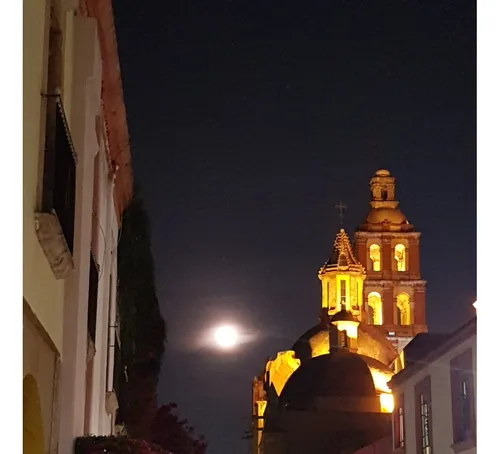 Ubicadísima, En Una De Las Calles Más Lindas De Querétaro, En El Corazón De Su Centro Histórico!