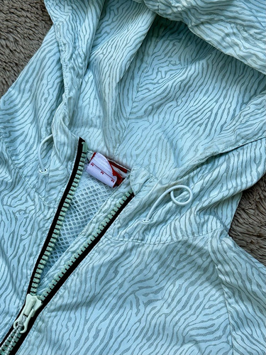 Chamarra Nike Windrunner Talla M Slim Packbable (Usado)