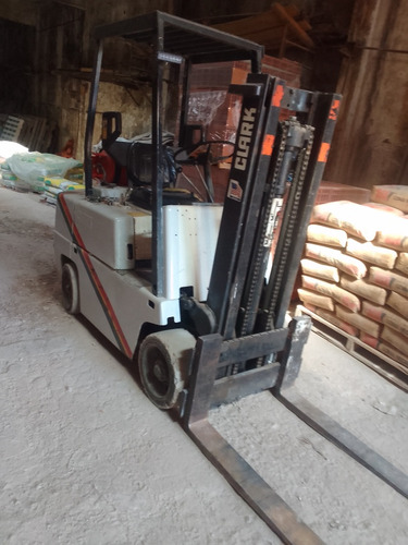Vendo Autoelevador Clark,funciona Todo,bien De Mecanica
