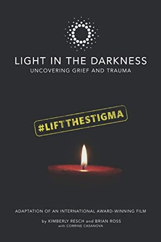 In The Darkness: Uncovering Grief And Trauma, De Resch, Kimberly. Editorial Conscious Content, Tapa Blanda En Inglés