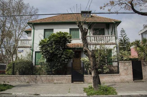 Excelente Casa En Esquina - Inmejorable Ubicación