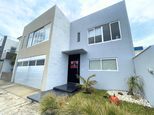 Casa En Venta En Lomas Del Sol, Riviera Veracruzana 302 M² De Lujo Y Comodidad A Pasos Del Mar. Alberca, Terraza Con Vista, Cocina Con Isla, 3 Recámaras, Estudio Y Fraccionamiento Privado Con Casa C