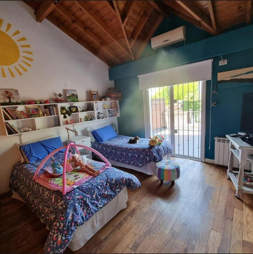 Casa En Venta - 4 Dormitorios 3 Baños - Cochera - 400mts2 - Ituzaingó