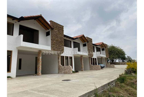 Se Vende Townhouse De 238 M² En Timotes, Mérida.