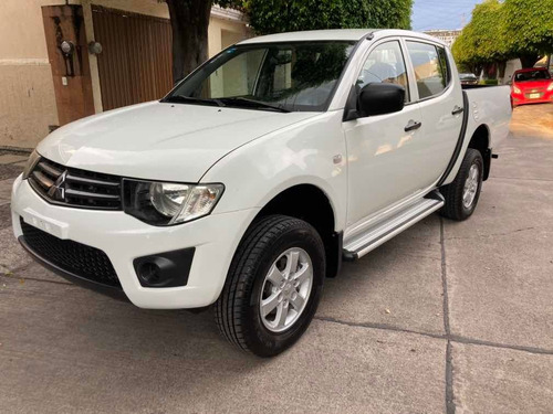 Imagen 1 de 13 de Mitsubishi L200 2015 2.4 Cabina Doble 4x2 Mt