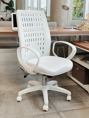 Silla de escritorio de Outlet Planaria ergonómica blanca con tapizado de cuero sintético