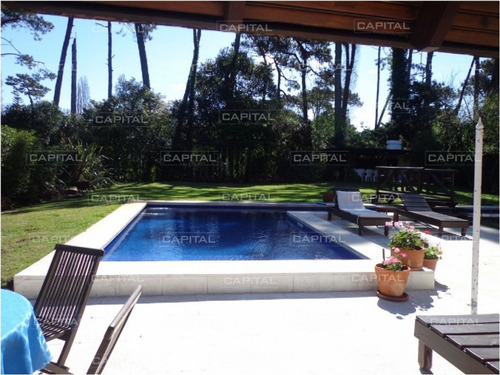 Casa De 5 Dormitorios En Playa Mansa Punta Del Este-ref:28553
