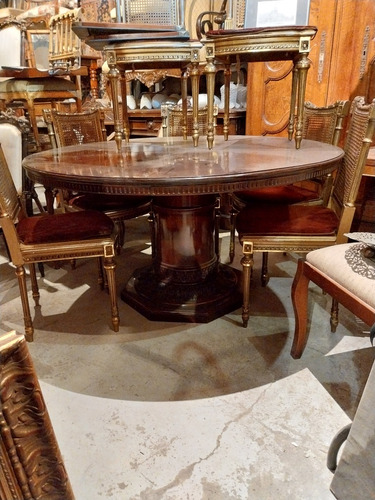 Mesa De Comedor Exclusiva Antigua Redonda Con Extensiones (Usado)