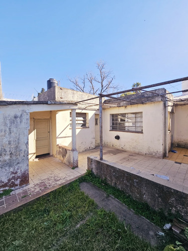Excelente Casa De 3 Dormitorios Con Jardin En Barrio Correo