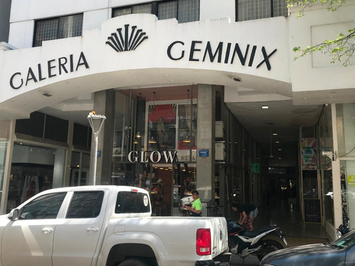 Imagen 1 de 10 de Local 48 Entre 7 Y 8 Galeria Geminix Local 19