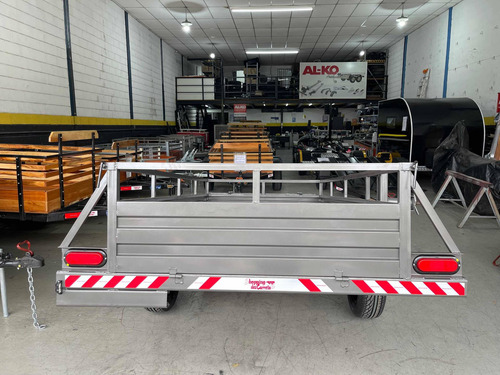 Carretinha Fazendinha 2.50 X 1.25 X 0.40 Com Bau - Cap 700kg