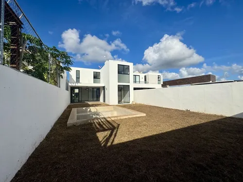 Residencia En Venta De 4 Recámaras En Privada Amanthea.
