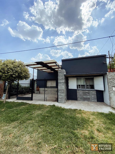 Casa En Venta - 2 Dormitorios 1 Baño - 95mts2 - Abasto, La Plata