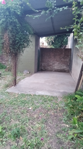 Terreno Con Agua Y Cluacas. Baño Y Espacio Techado Al Fondo