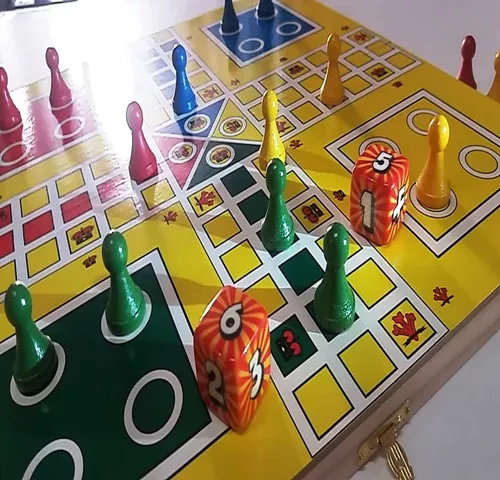 Foto de Ludo Tabuleiro De Jogo E É Dados e mais fotos de stock de