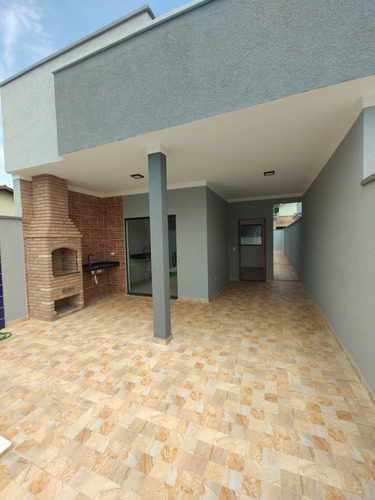 Casa Com Dois Quartos Sendo Uma Suíte, Piscina