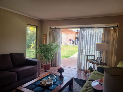 Casa En Venta De 6 Dorm. En Peñalolén