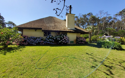 Preciosa Casa En Venta, Proximo A La Playa En  Laguna Diario, Punta Del Este