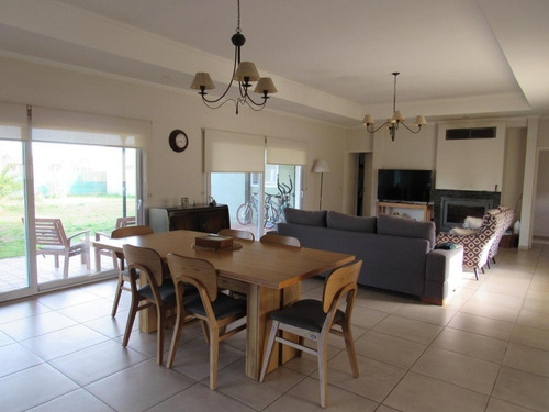Casa En Venta - 3 Dormitorios 3 Baños - Cochera - 1.600mts2 - Chivilcoy