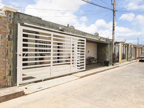 Eglée Suárez Vende Casa En Urb. Villa Don Jose, Punto Fijo. Plc-1000