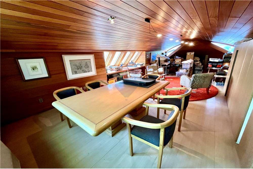 Casa Con Espacio Comercial En Venta