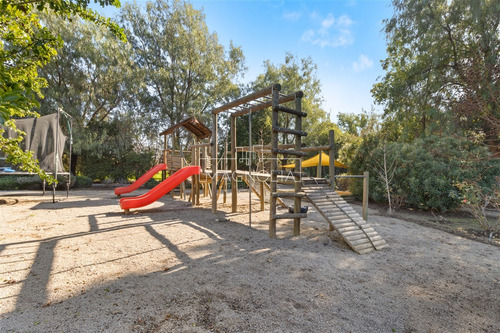 Casa En Venta De 6 Dorm. En Colina