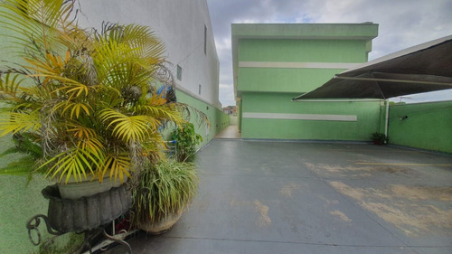 Casa Com Três Quartos Em Condominio