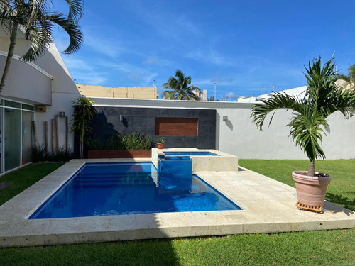 Residencia En Venta En Costa De Oro, Alberca, Jardín, Cochera Para 5 Autos.