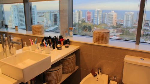 Imagen 4 de 9 de Apartamento 3 D/4b En Suite Playa Mansa 159 M2 Amueblado Por Walmer (incluido)