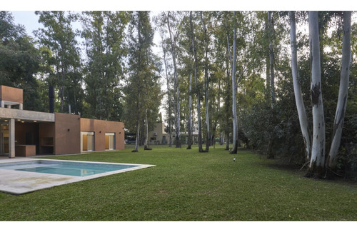Casa De 3 Dormitorios Con Cochera, Galería Y Piscina