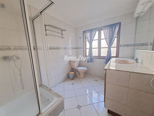 Casa En Venta De 5 Dorm. En Ñuñoa